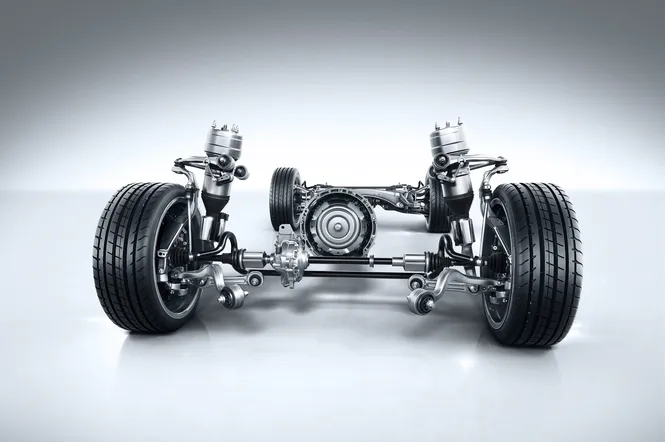 SUV bán chạy Mercedes-Benz GLC bị lọt nước vào cụm vi sai trước - ảnh 1