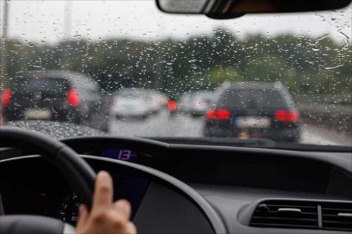 Cần chú ý những gì khi lái xe trong mưa bão? - ảnh 1