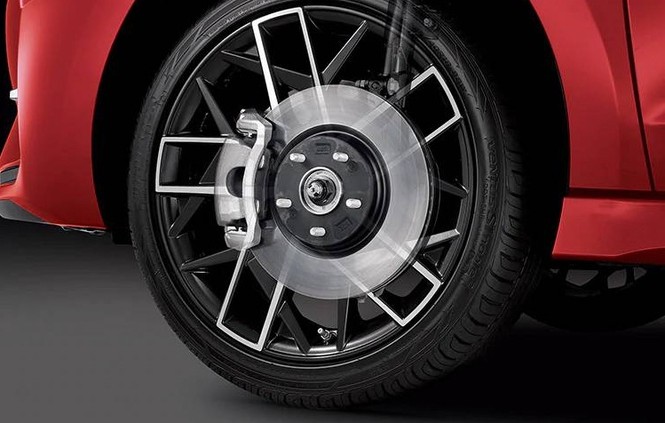 Bánh mâm và cụm phanh lớn của Hyundai Elantra Sport.