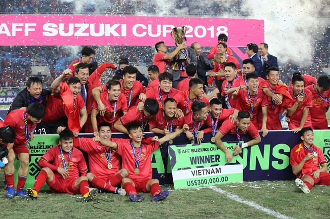 Các cầu thủ đội tuyển Việt Nam ăn mừng chức vô địch AFF Cup 2018 - ảnh 4