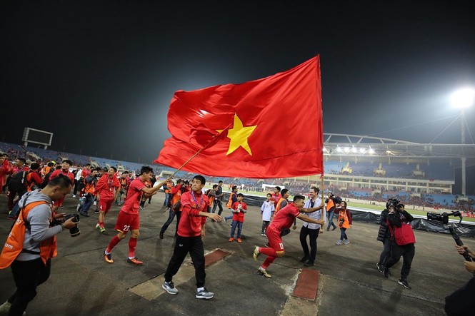 Các cầu thủ đội tuyển Việt Nam ăn mừng chức vô địch AFF Cup 2018 - ảnh 1