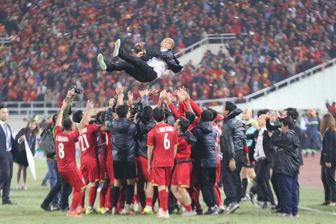 Các cầu thủ đội tuyển Việt Nam ăn mừng chức vô địch AFF Cup 2018 - ảnh 7