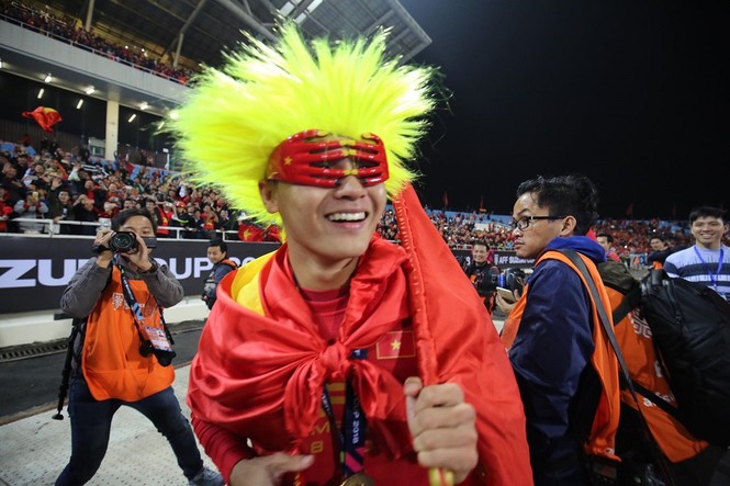 Các cầu thủ đội tuyển Việt Nam ăn mừng chức vô địch AFF Cup 2018 - ảnh 8