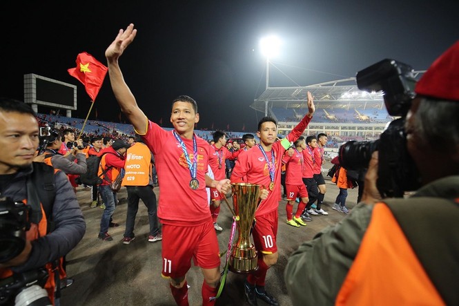 Các cầu thủ đội tuyển Việt Nam ăn mừng chức vô địch AFF Cup 2018 - ảnh 11