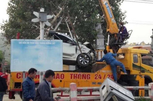 Ô tô chết máy mắc kẹt trên đường ray, bị tàu tông nát bét - ảnh 3