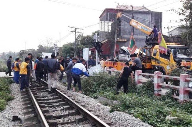 Ô tô chết máy mắc kẹt trên đường ray, bị tàu tông nát bét - ảnh 4