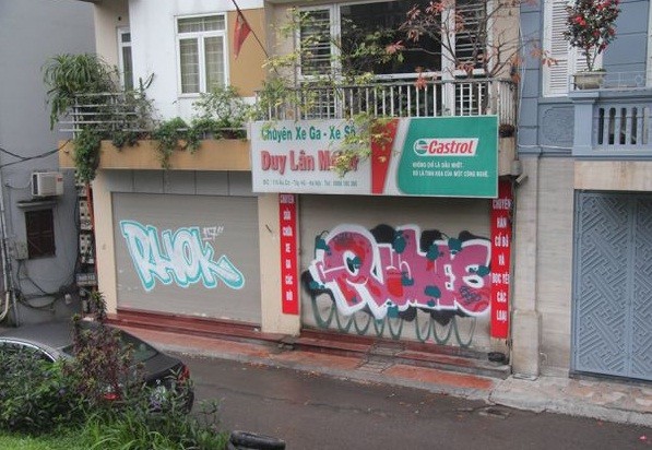 Hà Nội: Hàng chục ngôi nhà mặt phố bị bôi bẩn - ảnh 4