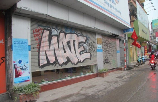 Hà Nội: Hàng chục ngôi nhà mặt phố bị bôi bẩn - ảnh 5