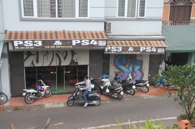 Hà Nội: Hàng chục ngôi nhà mặt phố bị bôi bẩn - ảnh 6