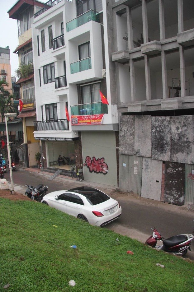 Hà Nội: Hàng chục ngôi nhà mặt phố bị bôi bẩn - ảnh 1
