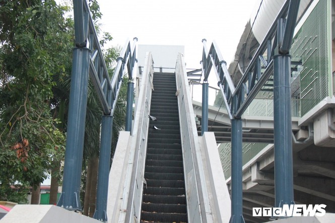 Ảnh: Đường sắt 20.000 tỷ đồng sắp hoạt động vẫn nhếch nhác giữa Thủ đô - ảnh 3