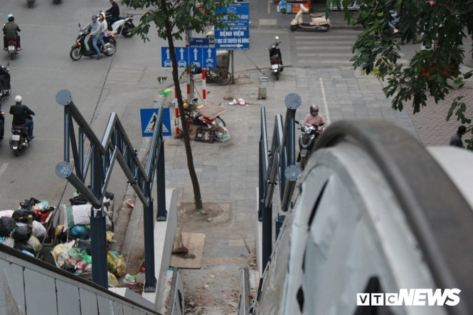 Ảnh: Đường sắt 20.000 tỷ đồng sắp hoạt động vẫn nhếch nhác giữa Thủ đô - ảnh 4