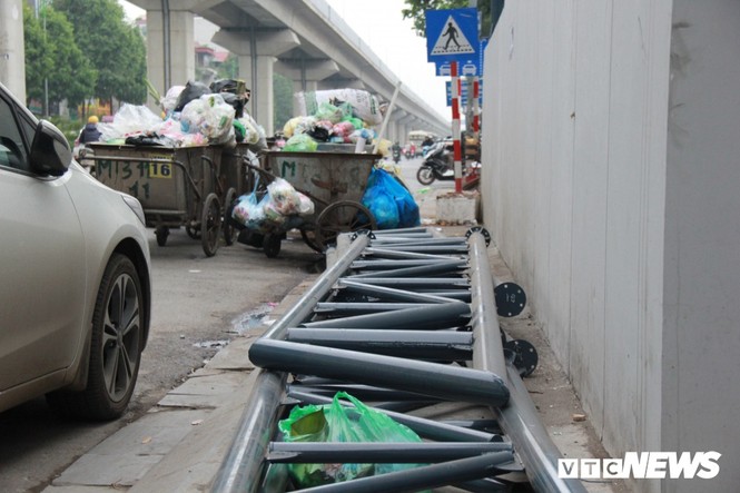 Ảnh: Đường sắt 20.000 tỷ đồng sắp hoạt động vẫn nhếch nhác giữa Thủ đô - ảnh 5