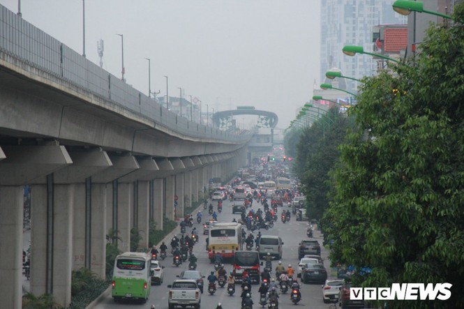 Ảnh: Đường sắt 20.000 tỷ đồng sắp hoạt động vẫn nhếch nhác giữa Thủ đô - ảnh 1