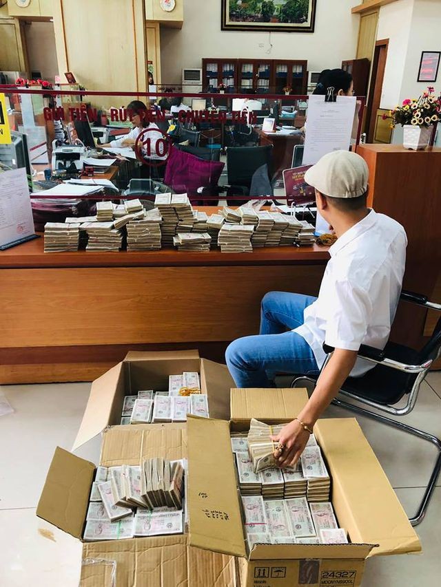 Mang 100.000 tờ tiền lẻ xếp kín 3 thùng đi gửi tiết kiệm có phải chơi ngông? - ảnh 1