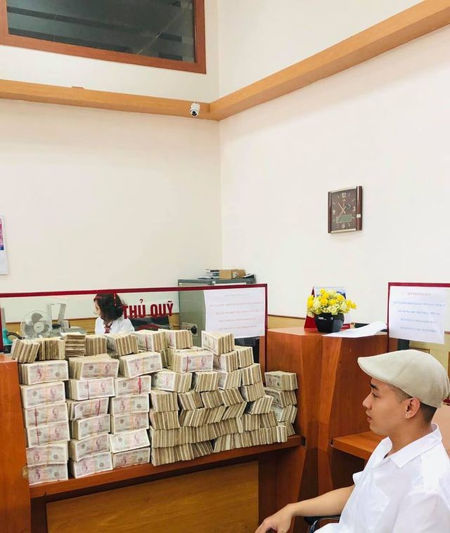 Mang 100.000 tờ tiền lẻ xếp kín 3 thùng đi gửi tiết kiệm có phải chơi ngông? - ảnh 4