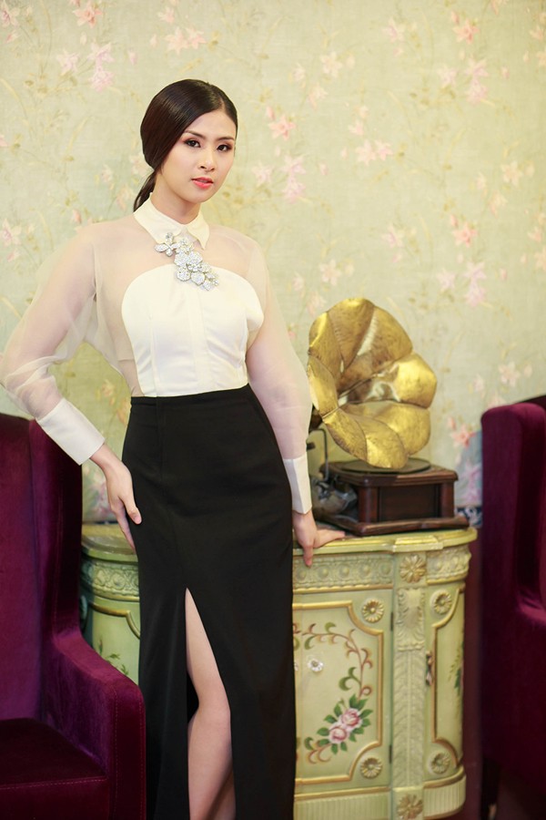 Ngọc Hân đổi phong cách gợi cảm làm giám khảo - ảnh 1