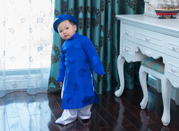 Á hậu Thụy Vân cùng con trai mặc áo dài rực rỡ đón Tết - ảnh 8