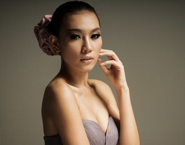 Diệu Huyền hững hờ vòng 1 gợi cảm với váy cưới ren - ảnh 3