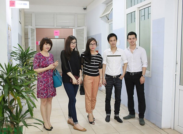 Á hậu Tú Anh giản dị đi từ thiện - ảnh 4