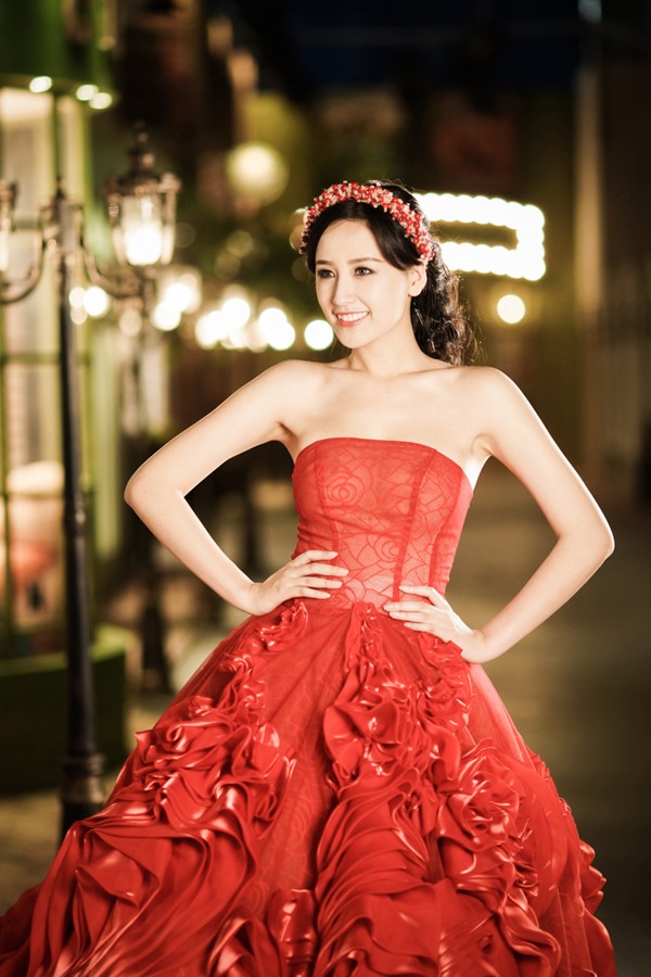 Mai Phương Thúy kiêu sa vai trần quyến rũ - ảnh 4