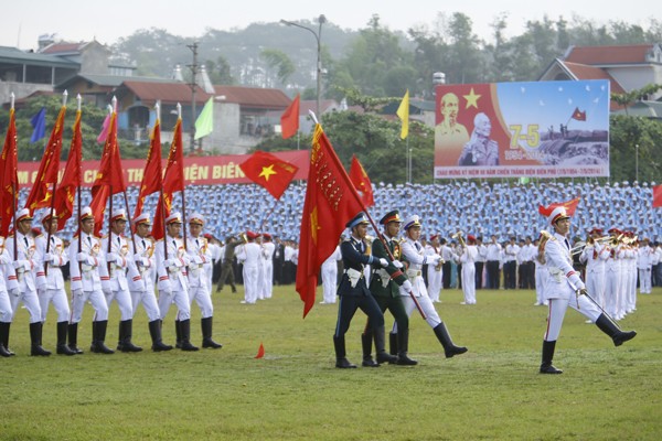 Toàn cảnh lễ diễu binh 60 năm chiến thắng Điện Biên Phủ - ảnh 12