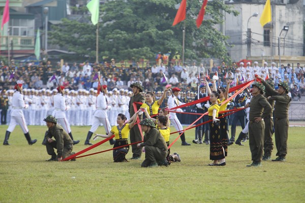 Toàn cảnh lễ diễu binh 60 năm chiến thắng Điện Biên Phủ - ảnh 7