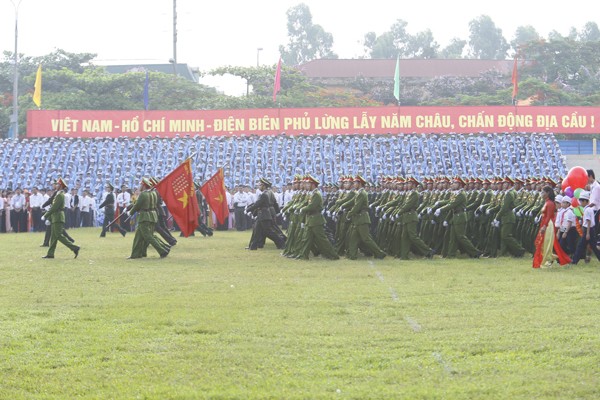 Toàn cảnh lễ diễu binh 60 năm chiến thắng Điện Biên Phủ - ảnh 4