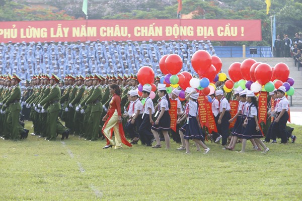 Toàn cảnh lễ diễu binh 60 năm chiến thắng Điện Biên Phủ - ảnh 5