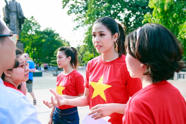 Nguyễn Thị Loan nhảy flash mob 'Khát vọng biển Đông' - ảnh 2