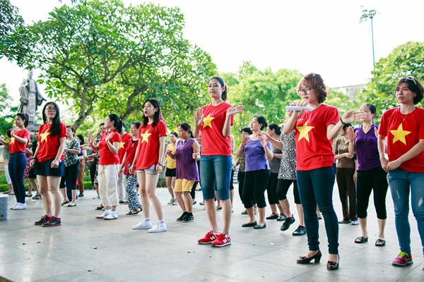 Nguyễn Thị Loan nhảy flash mob 'Khát vọng biển Đông' - ảnh 4