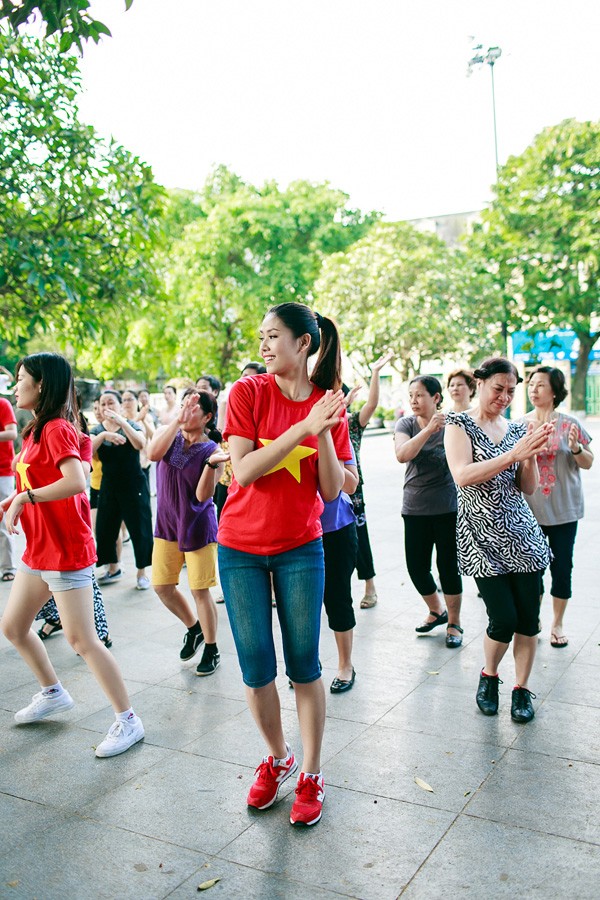 Nguyễn Thị Loan nhảy flash mob 'Khát vọng biển Đông' - ảnh 9