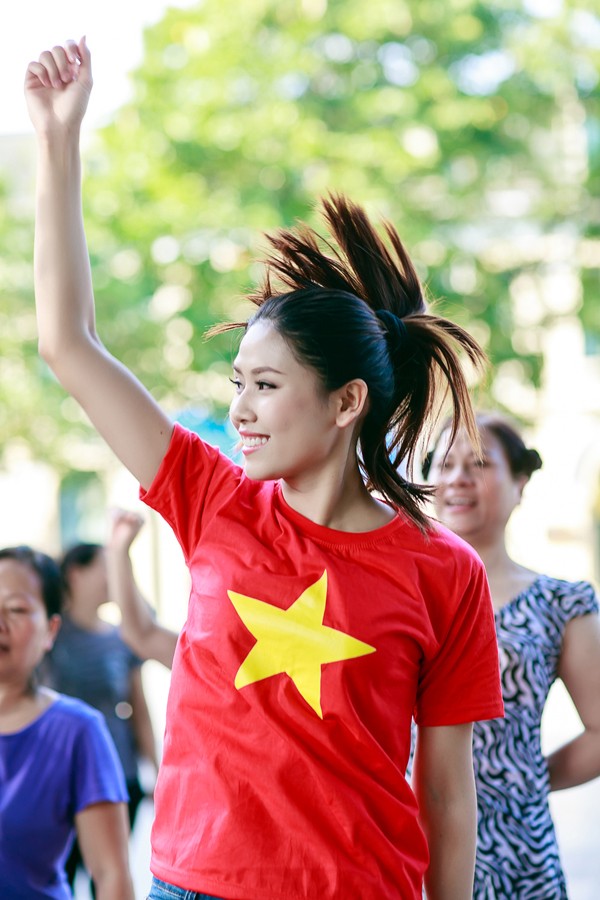 Nguyễn Thị Loan nhảy flash mob 'Khát vọng biển Đông' - ảnh 6