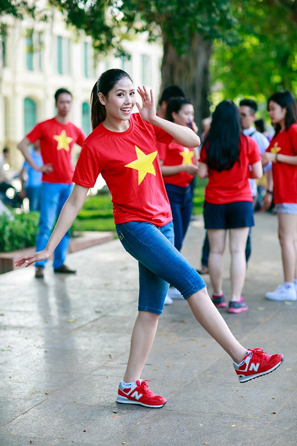 Nguyễn Thị Loan nhảy flash mob 'Khát vọng biển Đông' - ảnh 11