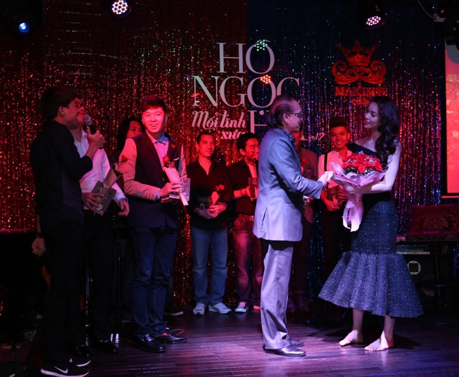 Hồ Ngọc Hà và sở thích mặc váy, đi chân đất - ảnh 9