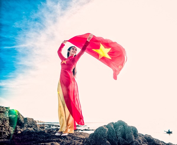 Ngọc Hân gây xúc động khi tung cờ đỏ sao vàng ở Lý Sơn - ảnh 2