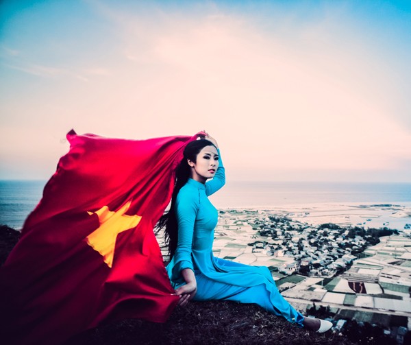 Ngọc Hân gây xúc động khi tung cờ đỏ sao vàng ở Lý Sơn - ảnh 7