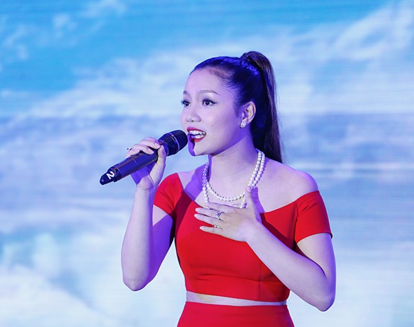 Ngọc Anh tự tin khoe sắc dù bị đồn gọt cằm - ảnh 6
