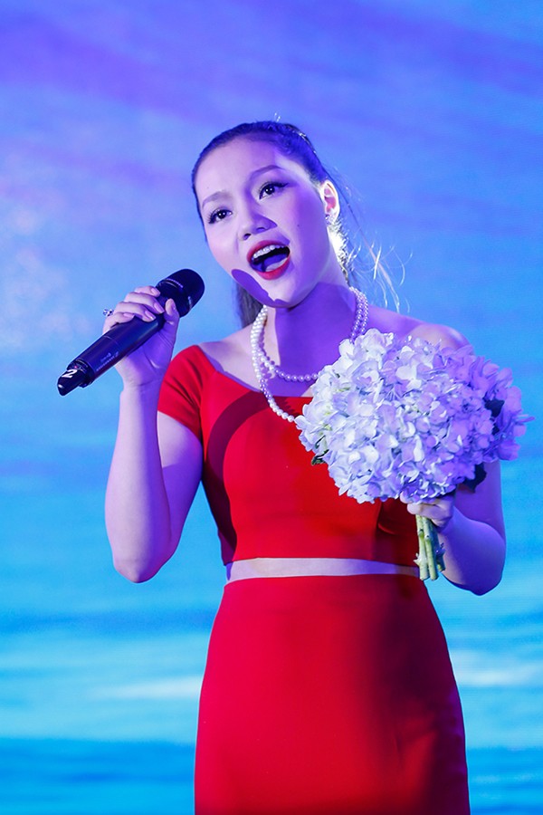 Ngọc Anh tự tin khoe sắc dù bị đồn gọt cằm - ảnh 5