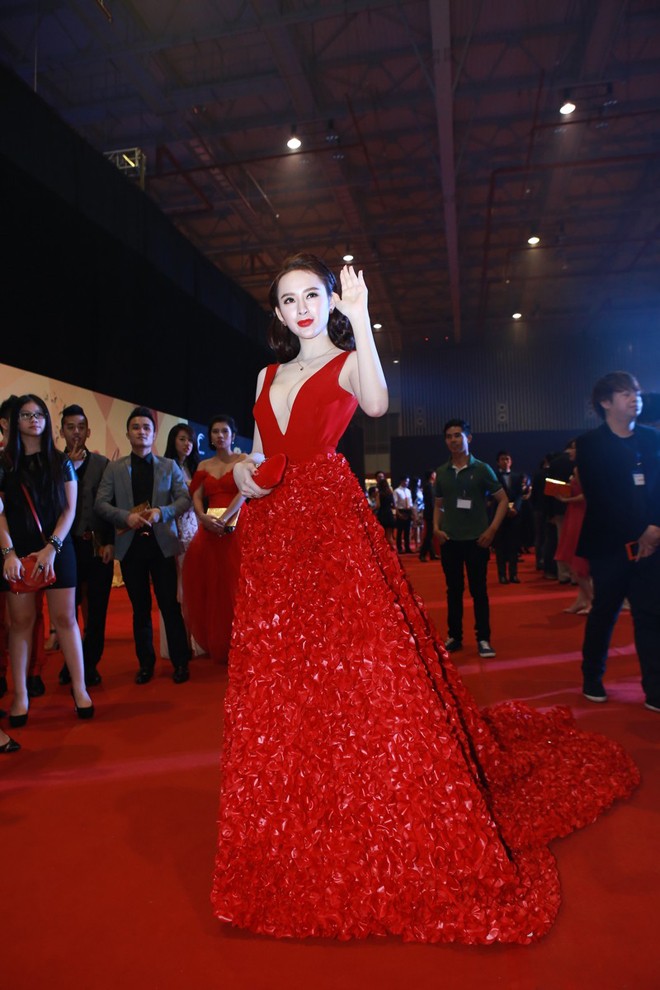 Angela Phương Trinh lại khoe ngực quá đà - ảnh 11