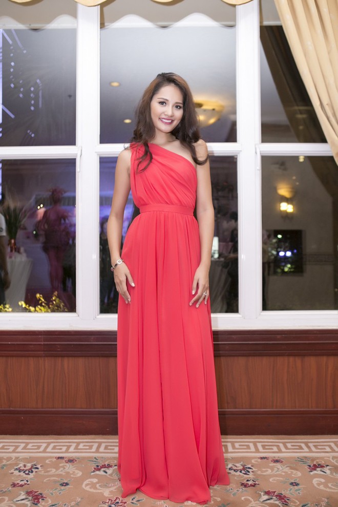 Hoa hậu Hương Giang kiêu sa với váy dạ hội đỏ rực - ảnh 1