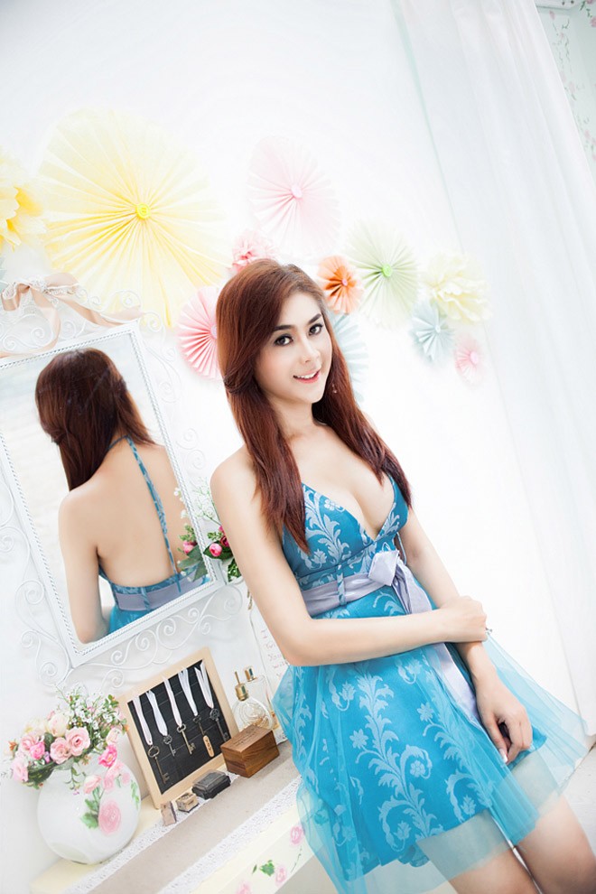 Lâm Chi Khanh nghiện khoe ngực 'khủng' nhờ dao kéo - ảnh 8