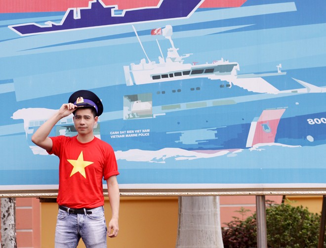 Kevin Tuấn Hùng trao tiền Việt kiều Đức ủng hộ Cảnh sát biển - ảnh 4