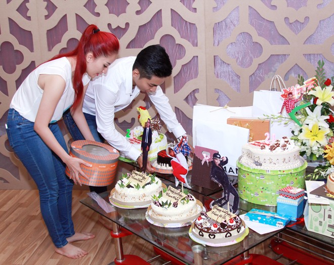 Khánh Thi nhí nhảnh dự sinh nhật học trò cưng - ảnh 1