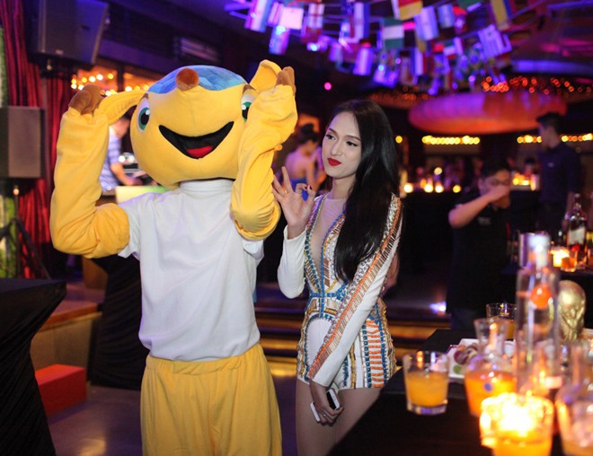 Dự tiệc World Cup, Hương Giang Idol khoe vòng 1 rực lửa - ảnh 4