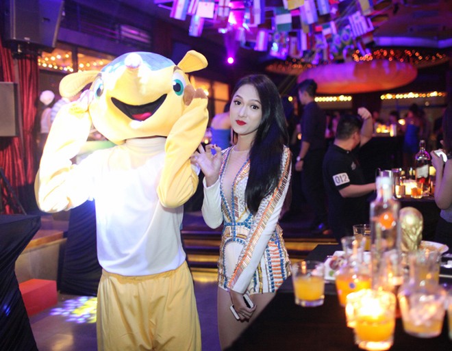 Dự tiệc World Cup, Hương Giang Idol khoe vòng 1 rực lửa - ảnh 7