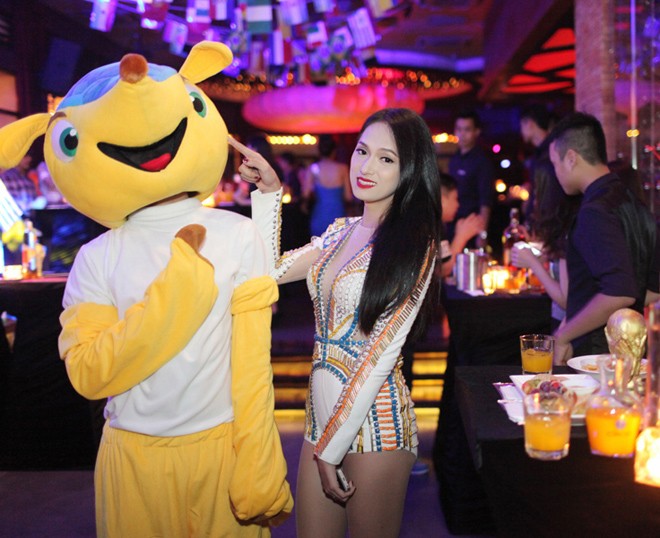 Dự tiệc World Cup, Hương Giang Idol khoe vòng 1 rực lửa - ảnh 6