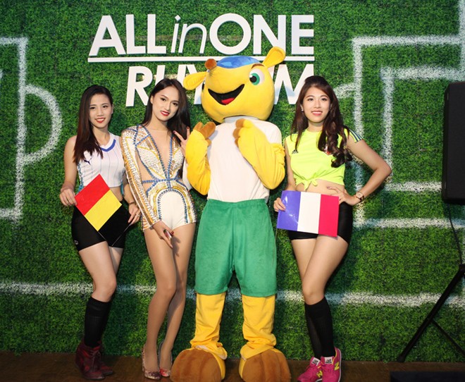 Dự tiệc World Cup, Hương Giang Idol khoe vòng 1 rực lửa - ảnh 9