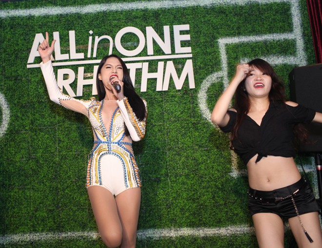 Dự tiệc World Cup, Hương Giang Idol khoe vòng 1 rực lửa - ảnh 8