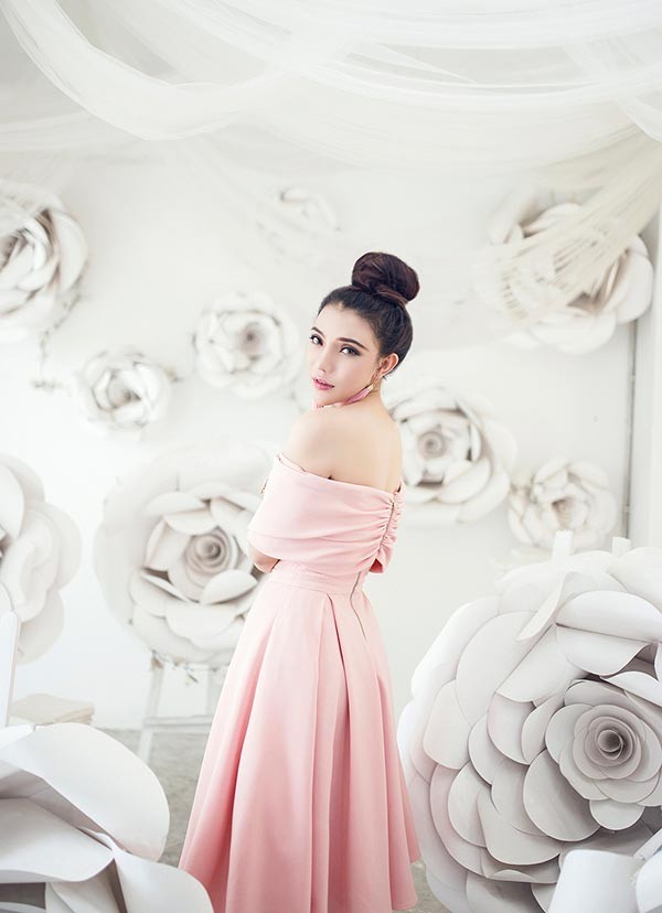 Người đẹp Jenny Nguyễn lả lơi ngực đầy quyến rũ - ảnh 2